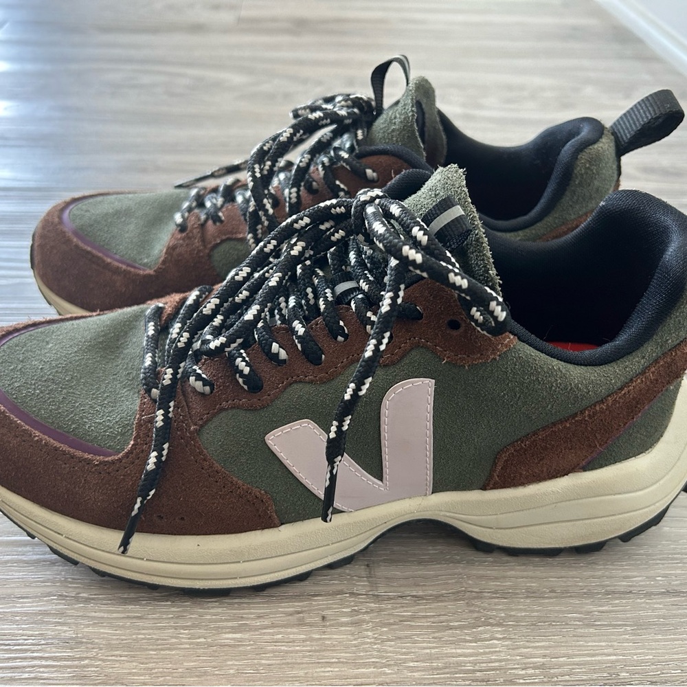 Veja Venturi Panelled Sneakers Size 8.5 / 39 NWOT
